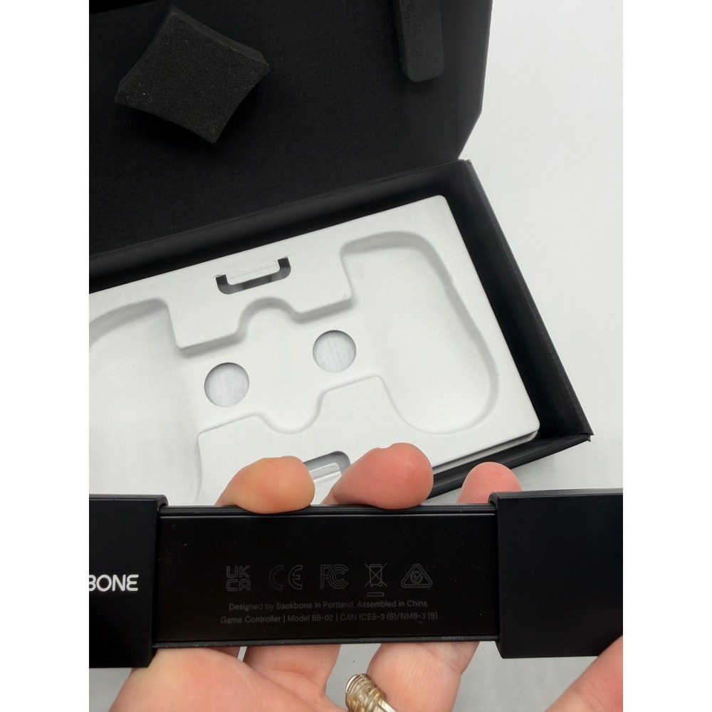Backbone One Mobile Gaming Controller for iPhone Lightning BB-02 Black with Case - Picture 5 of 6